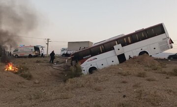 ۲۰ مسافر اتوبوس مشهد- تبریز در استان سمنان به بیمارستان منتقل شدند