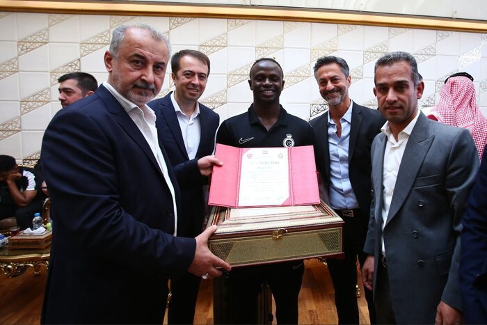 هدیه و یادبود ویژه پرسپولیس به رونالدو و مانه + عکس