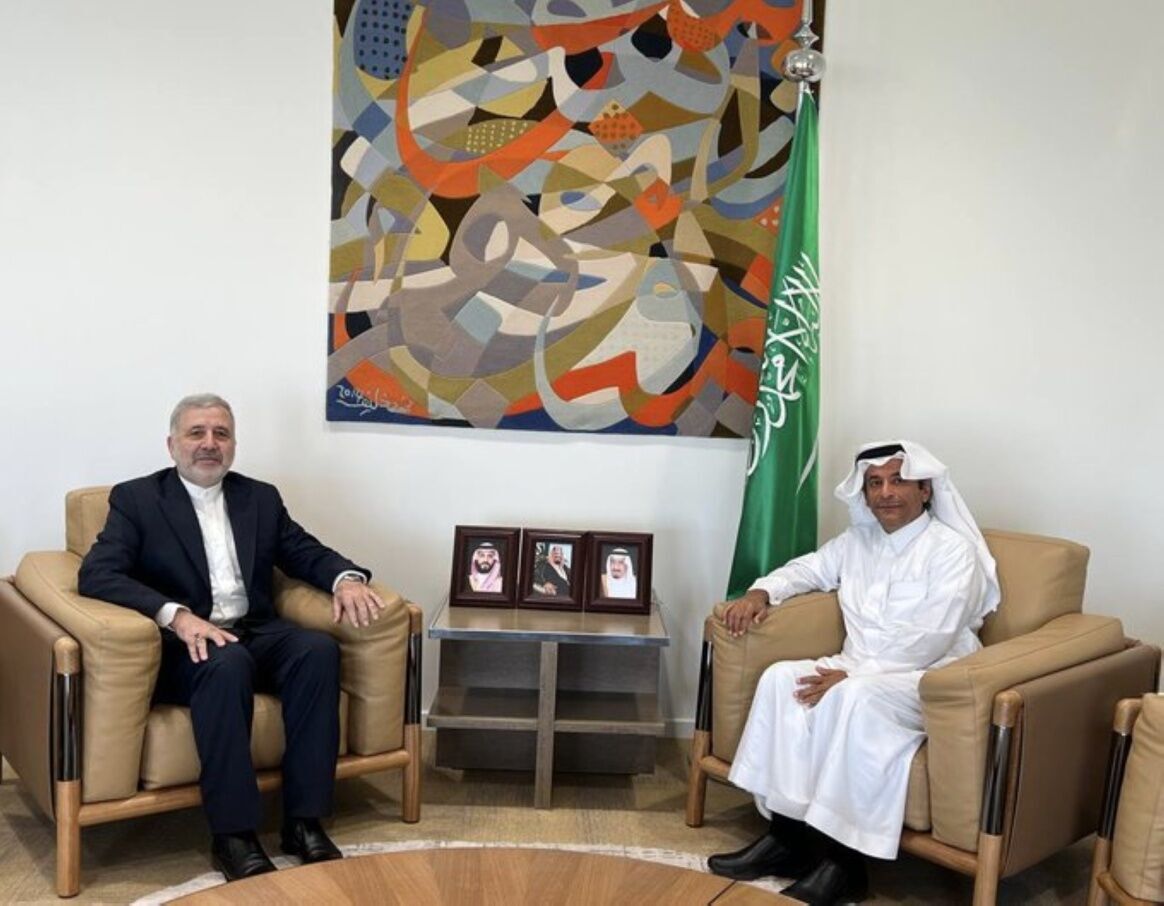 El viceministro saudí de Exteriores y el embajador de Irán en Riad examinan las relaciones bilaterales