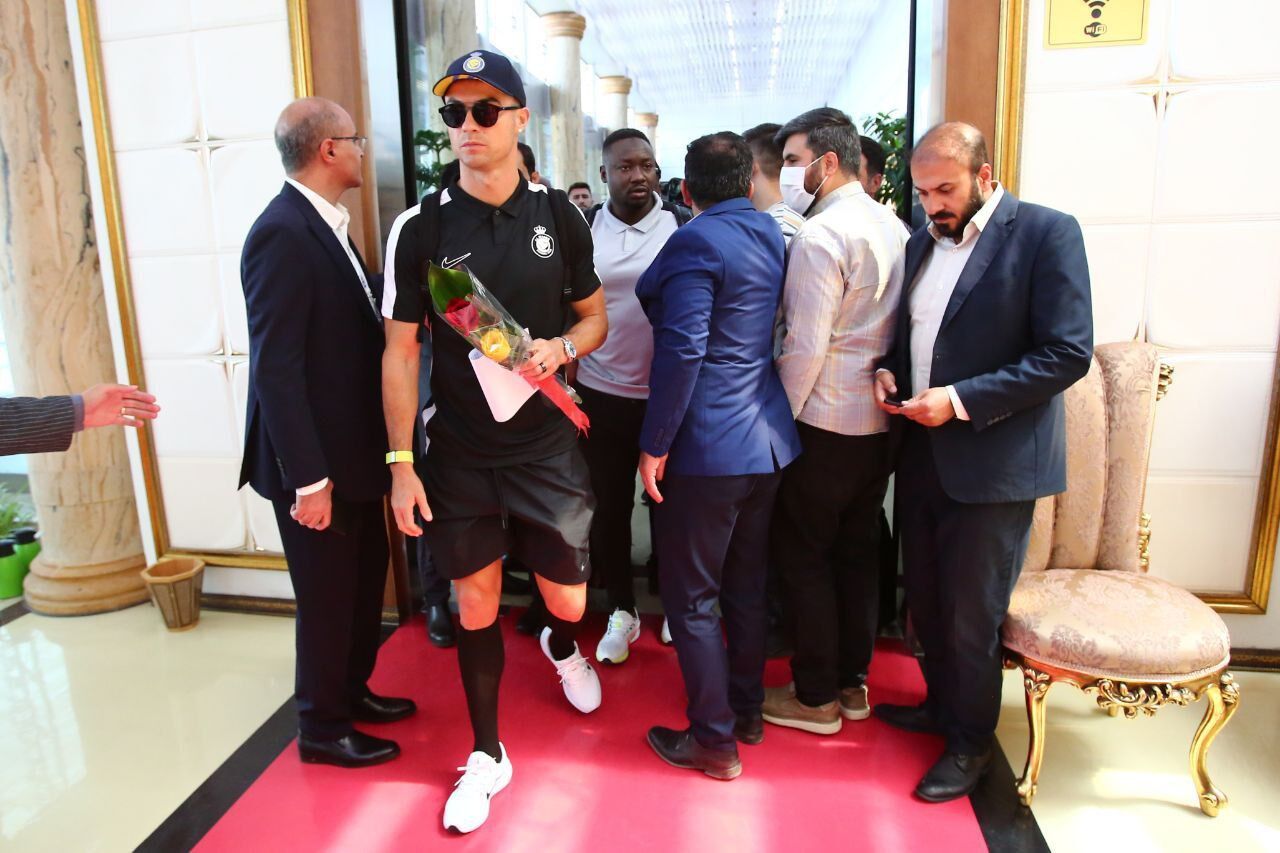 چرا برخی برای دیدن سلبریتیها به آب و آتش میزنند؟ چرا برخی برای دیدن سلبریتیها به آب و آتش میزنند؟