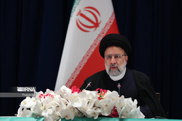 Raisi holding a meeting with a number of political think tanks in the US