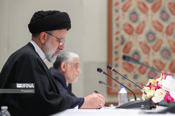 Raisi holding a meeting with a number of political think tanks in the US