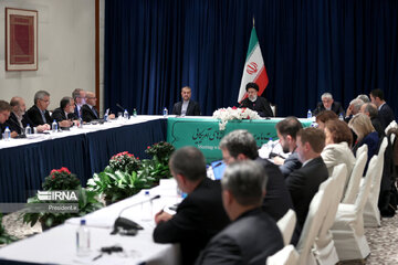 Raisi holding a meeting with a number of political think tanks in the US