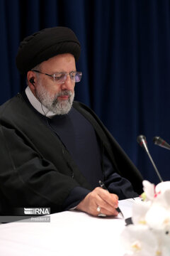 Raisi holding a meeting with a number of political think tanks in the US