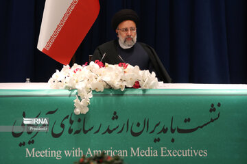 Raisi holding a meeting with a number of political think tanks in the US