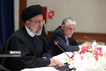 Raisi holding a meeting with a number of political think tanks in the US