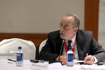 Raisi holding a meeting with a number of political think tanks in the US