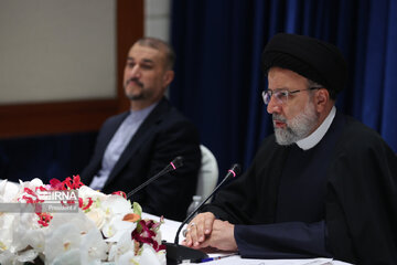 Raisi holding a meeting with a number of political think tanks in the US