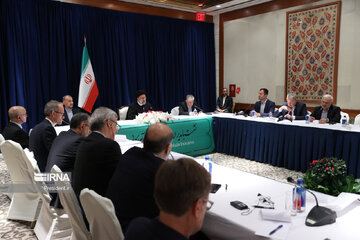 Raisi holding a meeting with a number of political think tanks in the US