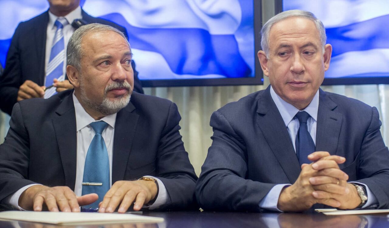 لیبرمن: منتظر استعفای نتانیاهو هستیم