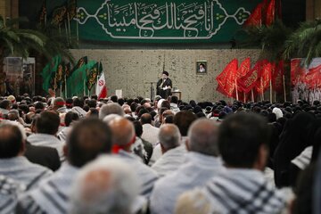 Rencontre d'anciens combattants et commandants de la Défense Sacrée avec le Guide suprême