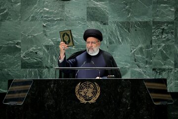 رئیس جمهور با در دست گرفتن قرآن در سازمان ملل از کتاب‌های آسمانی دفاع کرد