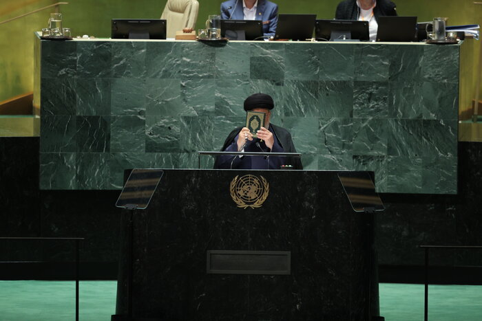 اقدام زیبای آیتالله رئیسی در صحن سازمان ملل