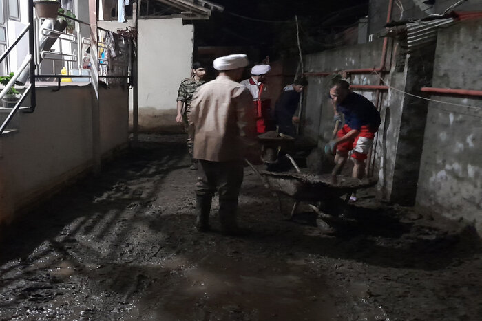 پاکسازی منازل سیل‌زدگان آستارا با حضور۶۰۰ نیروی خدماتی و جهادی