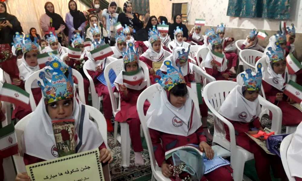 جشن شکوفهها با حضور ۲ هزار و ۵۰۰ دانش آموز کلاس اولی در شهرستان گناوه