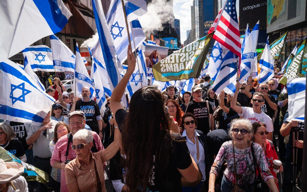 معترضان، نتانیاهو و همسرش را در هتل هم راحت نگذاشتند + فیلم
