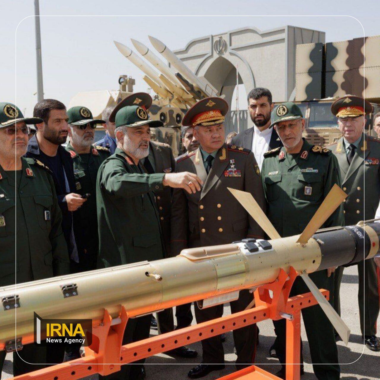 En Iran, le ministre russe de la Défense visite l'exposition de la Force aérospatiale du CGRI