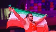 İranlı Güreşçi Mirzazade Altın Madalyayı Boynuna Taktı