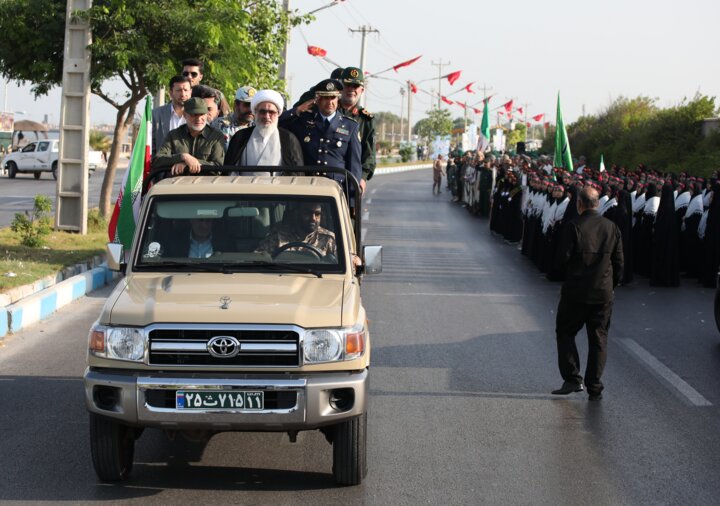 فیلم | رژه نیروهای مسلح استان بوشهر به مناسبت هفته دفاع مقدس