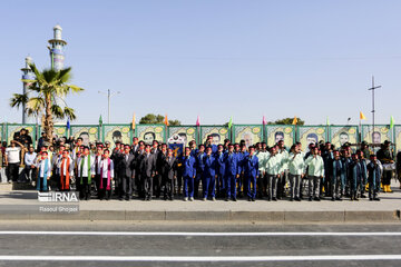 Military parade to mark Sacred Defense in central Iran