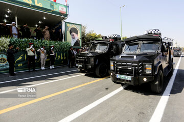 Military parade to mark Sacred Defense in central Iran