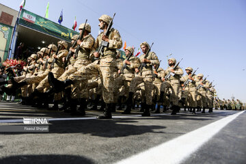 Military parade to mark Sacred Defense in central Iran