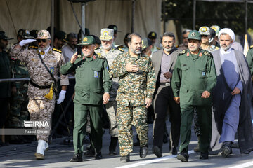 Military parade to mark Sacred Defense in central Iran