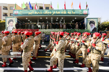 Military parade to mark Sacred Defense in central Iran