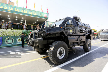 Military parade to mark Sacred Defense in central Iran