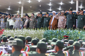 Military parade to mark Sacred Defense in central Iran