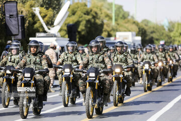 Military parade to mark Sacred Defense in central Iran