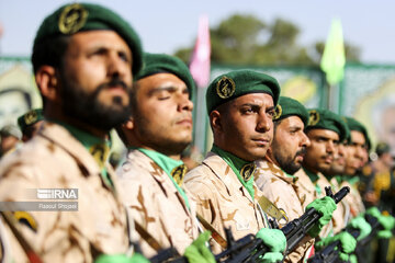 Military parade to mark Sacred Defense in central Iran