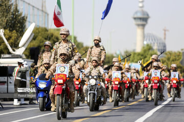 Military parade to mark Sacred Defense in central Iran