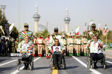 Military parade to mark Sacred Defense in central Iran