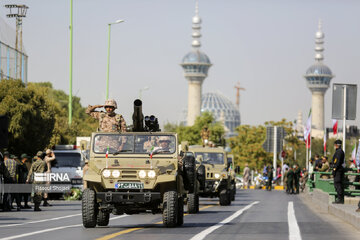 Military parade to mark Sacred Defense in central Iran