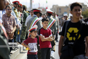 Military parade to mark Sacred Defense in central Iran