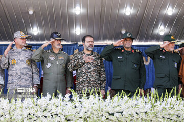 Military parade to mark Sacred Defense in central Iran