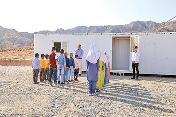 مهر تحصیلی دانش‌آموزان عشایر فارس با جایگزینی سه مدرسه کانکسی