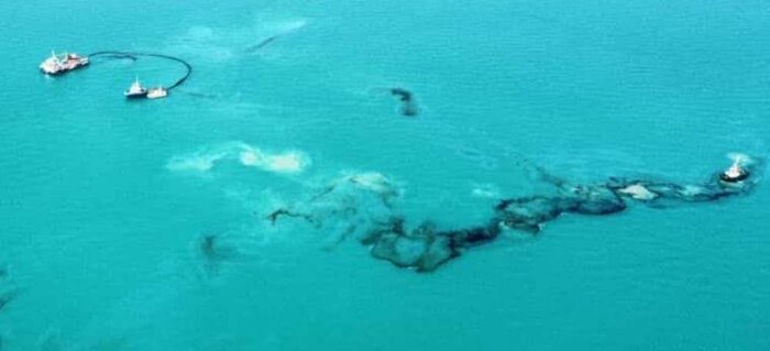 ماسههای آغشته به لکههای نفتی در ساحل گناوه چه زمانی جمعآوری میشوند؟