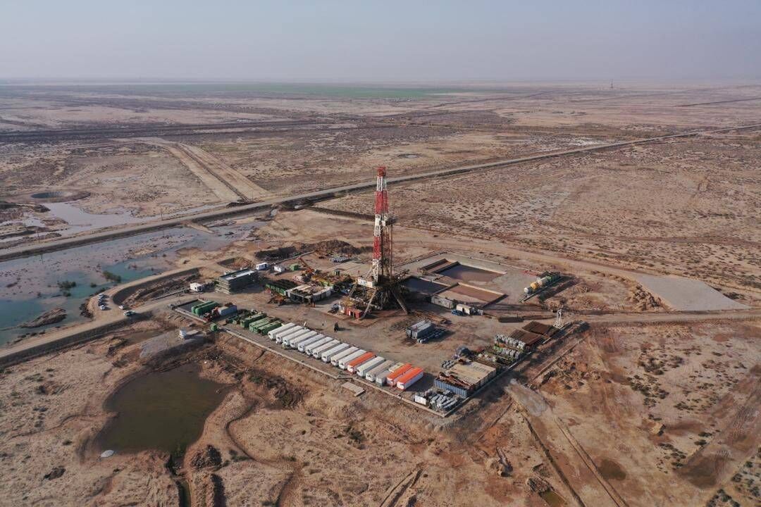 Raisi opens two oil fields in Ahvaz