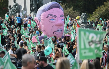 Plus de cent mille personnes manifestent au Canada pour les services publics