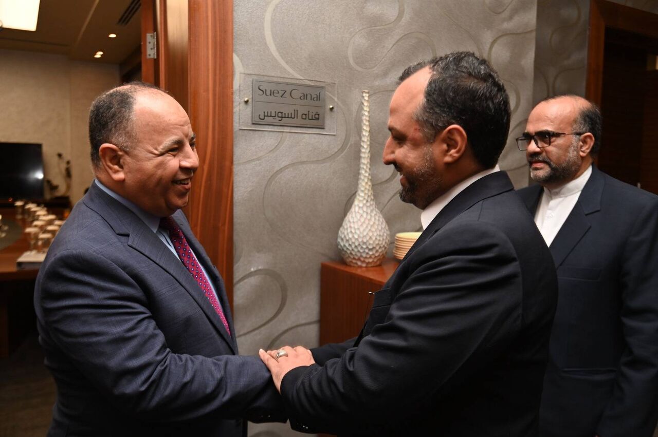 Die Wirtschaftsminister Irans und Ägyptens treffen sich zusammen