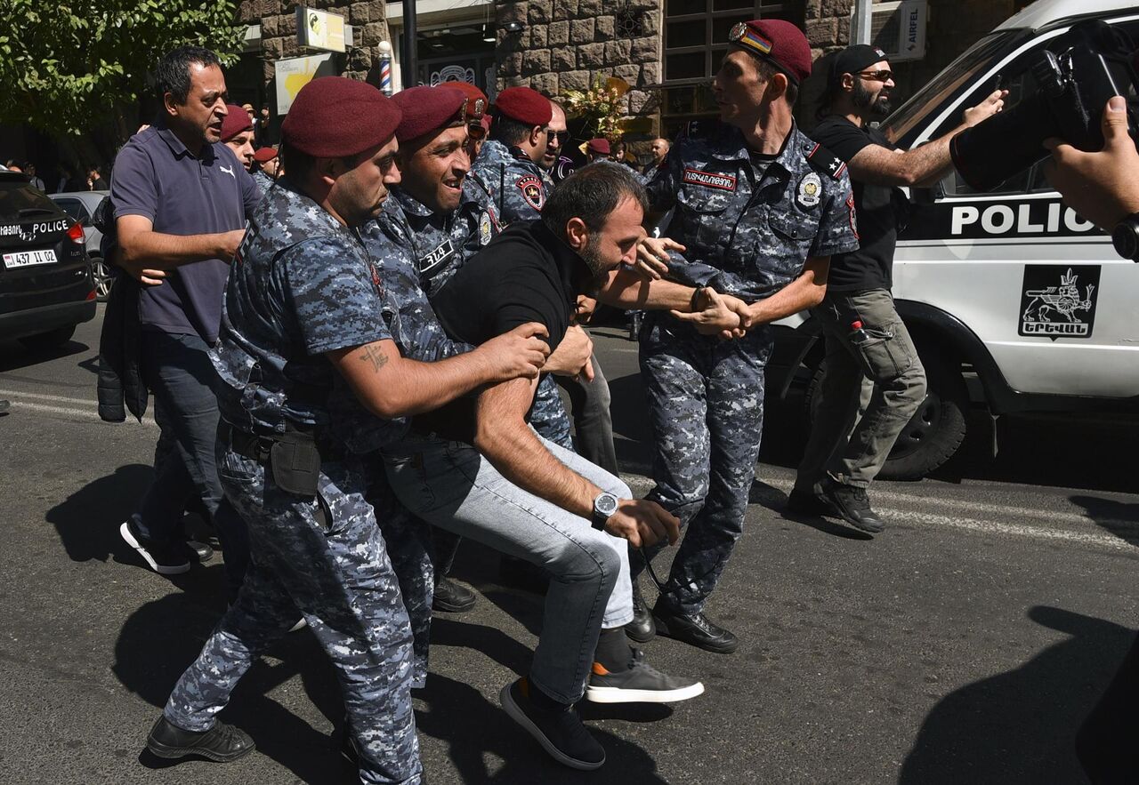 بازداشت بیش از ۲۰۰ معترض در ارمنستان