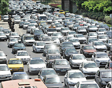 واژگونی تریلی در مشهد ترافیک سنگینی در بزرگراه ۱۰۰متری این شهر ایجاد کرده است