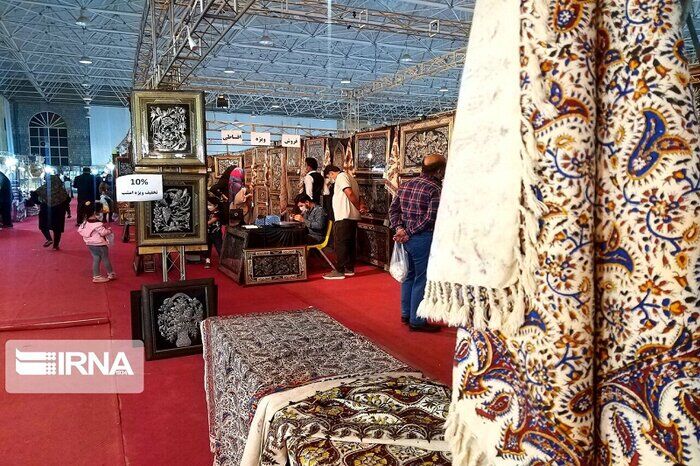 بازدید رییس جمهور از نمایشگاه ۳۵ رشته صنایع دستی شاخص فارس
