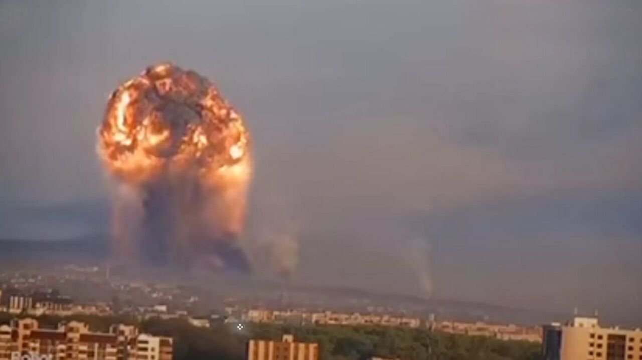 حمله موشکی روسیه به انبار مهمات اوکراین + فیلم