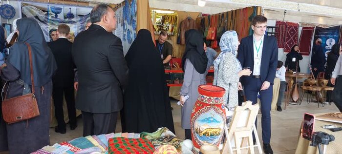 چشمان خیره گردشگران خارجی به ذوق هنری مازندرانیها