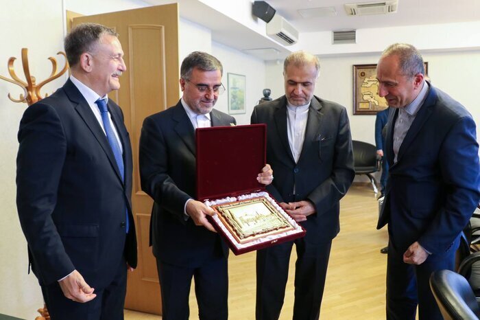 رقص حنجره آخرین خُنیاگر مازندران در گوش گردشگران خارجی