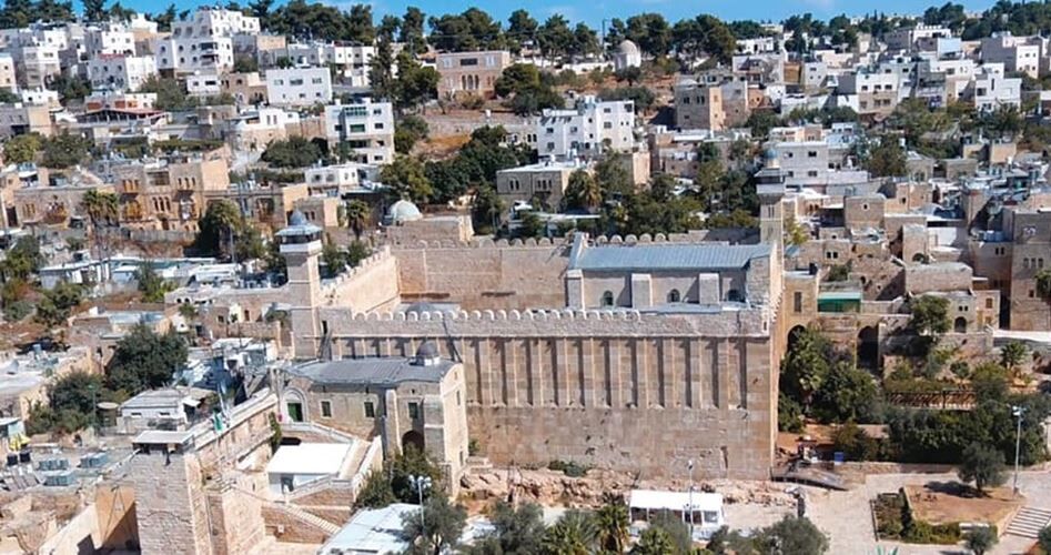 اعتقال 9 فلسطينيين في الخليل بينهم مدير الحرم الإبراهيمي