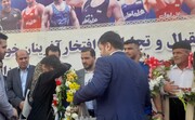 فیلم/ بوسه کشتی‌گیران ملی‌پوش خوزستانی بر دستان مادر